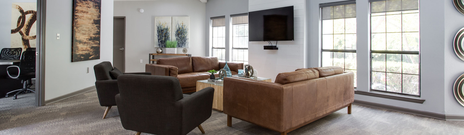 Resident lounge featuring an entertainment center