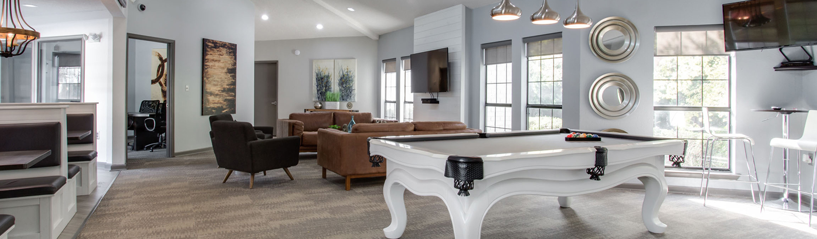 Resident lounge featuring an pool table